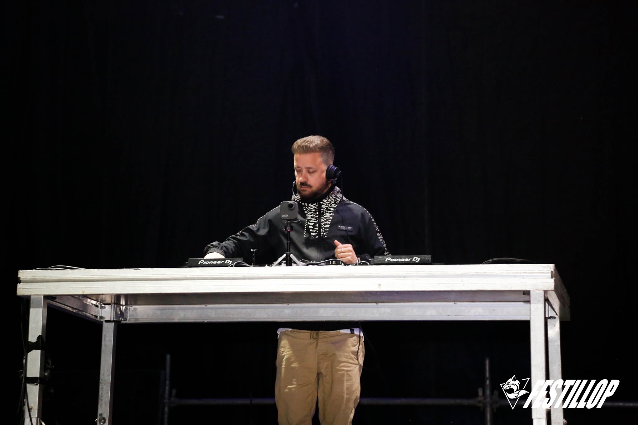 DJ de Ruta Remember en escenario