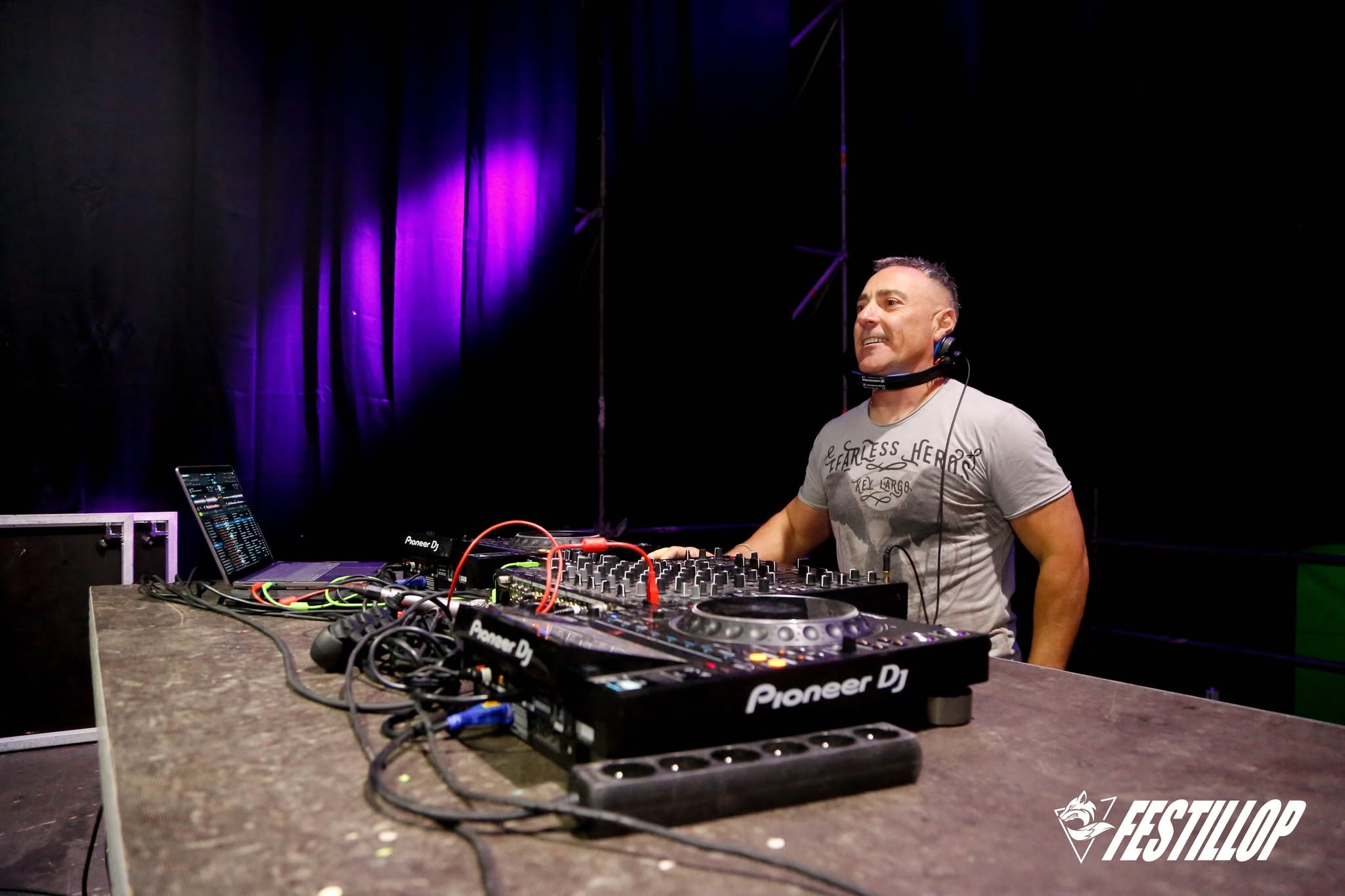 DJ remember mezclando